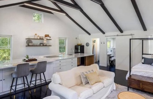 Claverack-Red Mills Cottage | Private hot tub + Modern Cottage