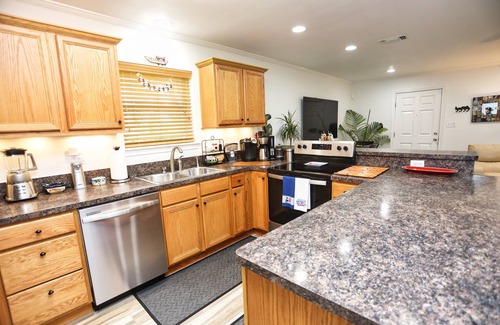 Galveston House | Private Hot Tub Oasis/Comfy Home 6 Min Dr to Beach