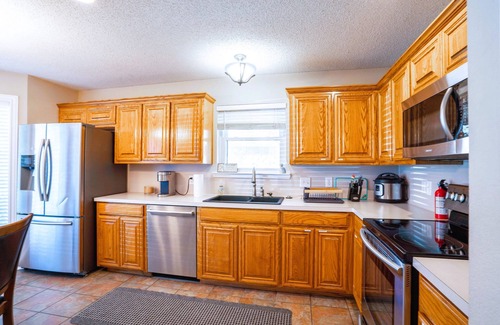 Southwest Arlington House | Private Hot Tub & Pool, Fenced Yard, & Walking Distance To Shopping