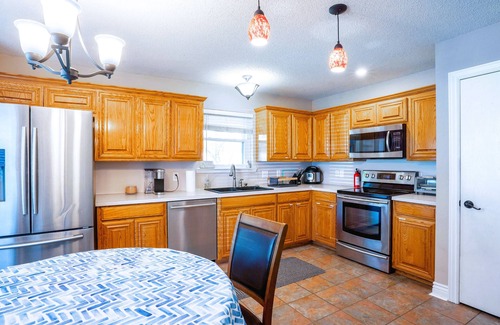 Southwest Arlington House | Private Hot Tub & Pool, Fenced Yard, & Walking Distance To Shopping