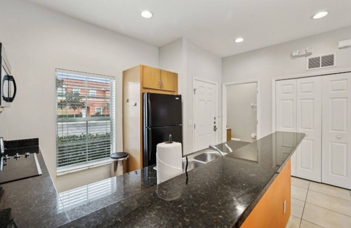 Sunset Lakes House | Private Hot Tub, Pools, Grill, Gym & Free Parking. 12 Min from Disney