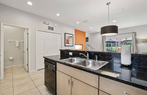 Sunset Lakes House | Private Hot Tub, Pools, Grill, Gym & Free Parking. 12 Min from Disney