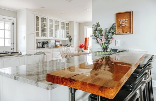 Boyd Tavern House | Private Hot Tub, Pool, Firepit 3 Bdrm/2 Bth in Wine Region of Year