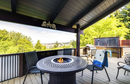 Waldport Cottage | Private Hot Tub & Views: Lovely Waldport Home