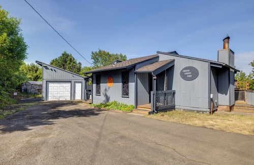 Waldport Cottage | Private Hot Tub & Views: Lovely Waldport Home