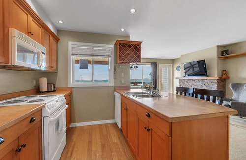 Big White Ski Resort House | Private hot tubs steps from village