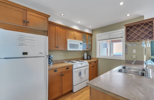 Big White Ski Resort House | Private hot tubs steps from village