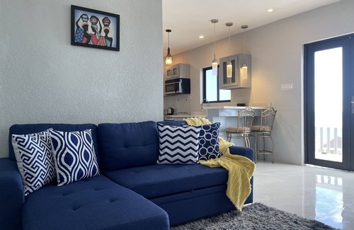 Runaway Bay House | Private House by the Ocean