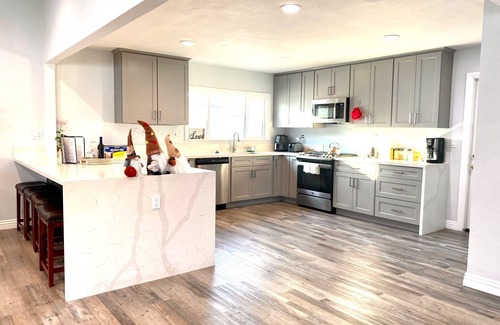 Northwest Anaheim House | PRIVATE HOUSE ♡ COCKTAIL POOL🎈11 MINS TO Disneyland