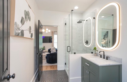 East End House | Private House in East Nashville: 5 Kings & 1 Queen, Prime Walkable Location