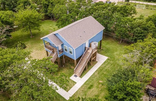 Dickinson House | Private House In San Leon. Fish, Relax, Repeat Modern Bay Getaway