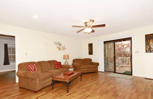 Claremont House | Private house located on the James River