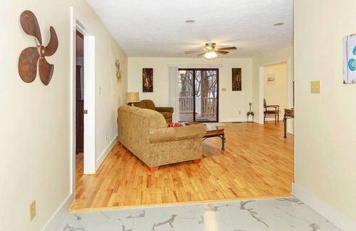 Claremont House | Private house located on the James River