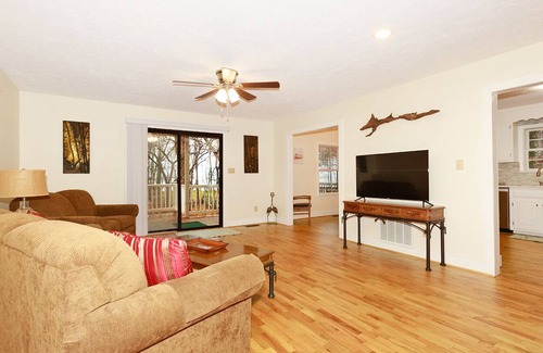 Claremont House | Private house located on the James River