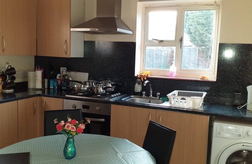 Loughborough House | Private House near Loughborough University Family or Group Accommodates 5 Guests