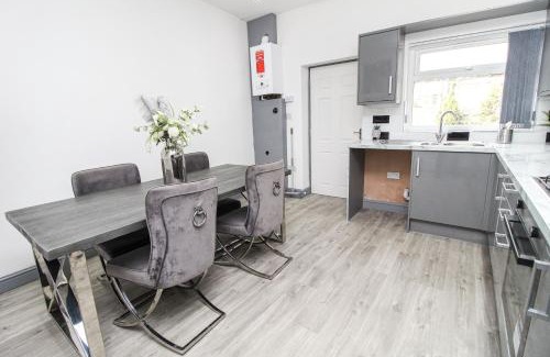 Bradford House | Private House Sleeps 9 with Wi-Fi