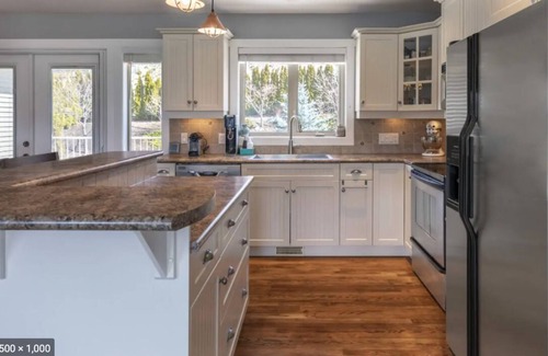 Central Okanagan House | Private house with 2 suites and a heated swimming pool, sleeps 14