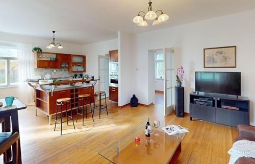Velvary Villa | Private House with Sauna, Jacuzzi and Hawaiian Hothouse Spa