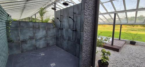 Velvary Villa | Private House with Sauna, Jacuzzi and Hawaiian Hothouse Spa