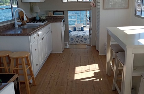 Fifth Ward Boat Rental | Private Houseboat In Beautiful Newport Harbor