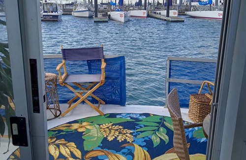 Fifth Ward Boat Rental | Private Houseboat In Beautiful Newport Harbor