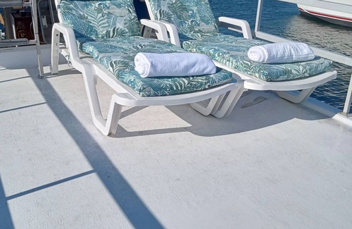 Fifth Ward Boat Rental | Private Houseboat In Beautiful Newport Harbor
