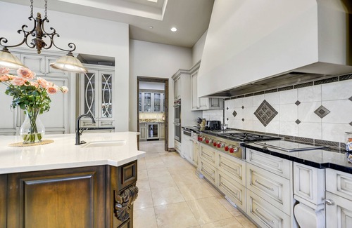 Paradise Hills House | Private I Pet I Entertainers Kitchen I Luxury