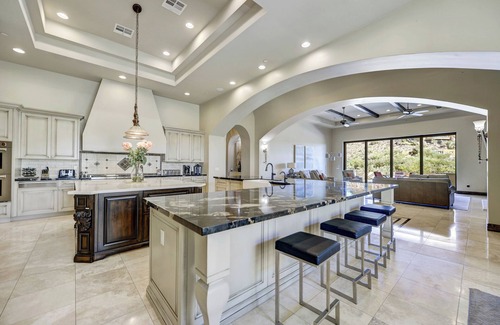 Paradise Hills House | Private I Pet I Entertainers Kitchen I Luxury