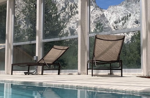 Nathrop House | PRIVATE INDOOR HOT SPRINGS POOL~RETRO GEODESIC DOME~CHALK CLIFFS VIEW~WILDLIFE