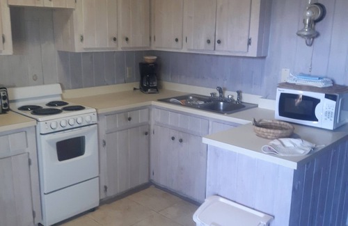 George Town Apartment | Private Island w Causeway to Town, 2 Bedroom, 2 bathroom, Full kitchen, Sleeps 6