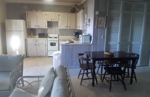 George Town Apartment | Private Island w Causeway to Town, 2 Bedroom, 2 bathroom, Full kitchen, Sleeps 6