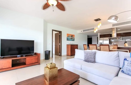 Luis Donaldo Colosio Condo | Private Jacuzzi | Infinity Pool | Beach | Terrace