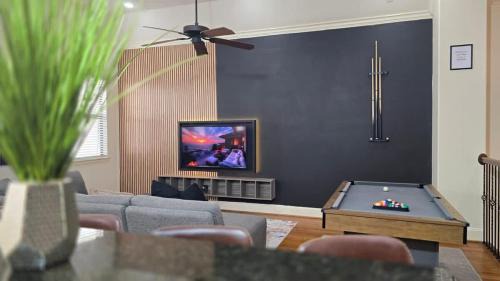 Woodlake - Briar Meadow House | Private Jacuzzi Galleria Escape Sleeps 7