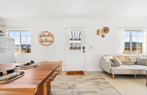 Yucca Valley Cabin | Private JT Cabin: EV Charger, Hammock, Fire pit, BBQ, Bocce Ball, Cornhole