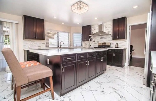 Chinatown House | Private King Bed, TV and Private Bathroom #203