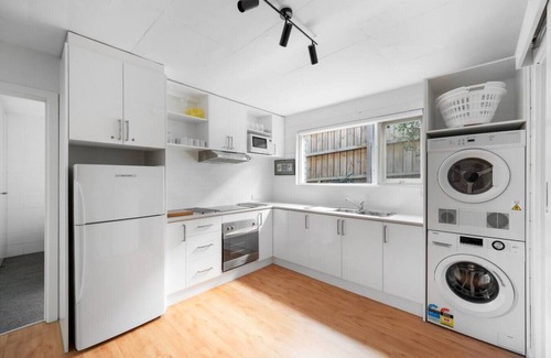 Highett House | Private king guest suite w/free parking