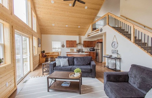 Phelps House | Private Lake Access! Kayaks&Paddleboards! Sleeps9!