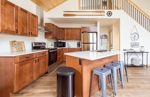 Phelps House | Private Lake Access! Kayaks&Paddleboards! Sleeps9!