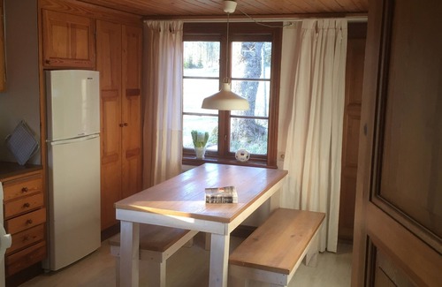Ramkvilla Cottage | Private lake access + pier Garden sauna Secluded location Natural grounds Fireplace bedroom