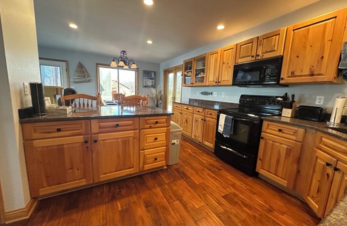 Arlington House | Private Lake Front & Pool. Entire 4 BR Home: Kayaks