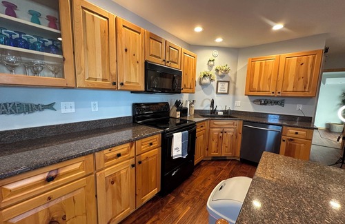 Arlington House | Private Lake Front & Pool. Entire 4 BR Home: Kayaks