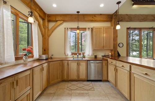 Springfield House | Private Lake Front House with Large Yard with Kayaks and Stand-up paddleboards!