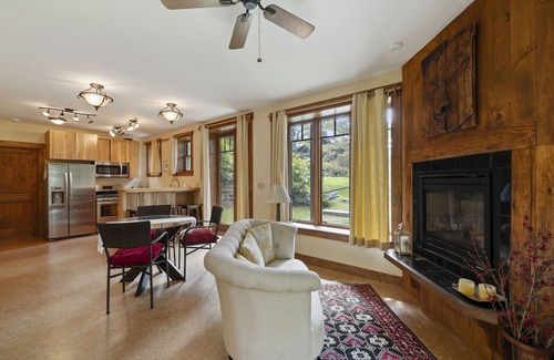 Springfield House | Private Lake Front House with Large Yard with Kayaks and Stand-up paddleboards!