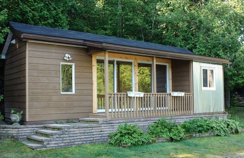 Ripon House | Private Lake - Large House (8 adults) & 2 Bunk Houses (6 kids & 2 adults)