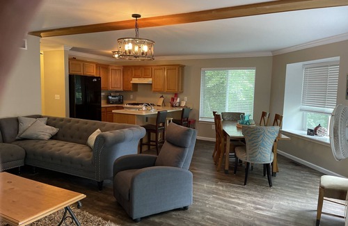 South Lyon Cottage | Private Lake -Northern Michigan without the drive!