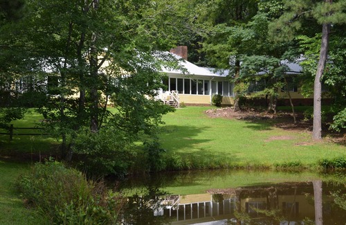 Vincent Apartment | Private lake side house in the Woods.