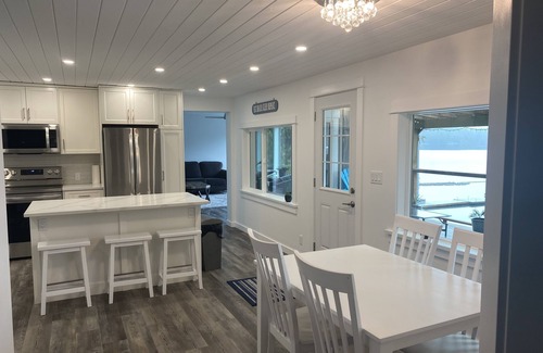 Sproat Lake House | Private lakefront house on beautiful Sproat Lake