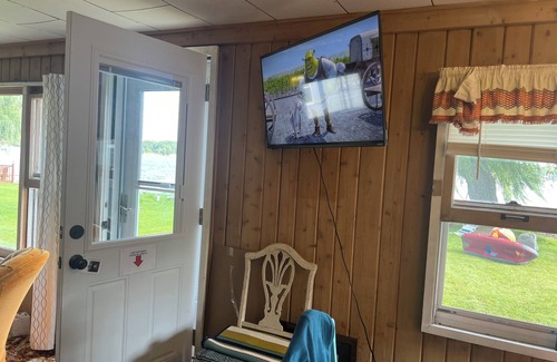 Hale Cottage | Private Lakefront Cabin with a Retro Vibe