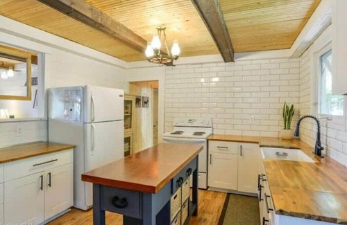 Armour Cottage | Private LakeFront GetAway-3MileLake*W/IslandViews