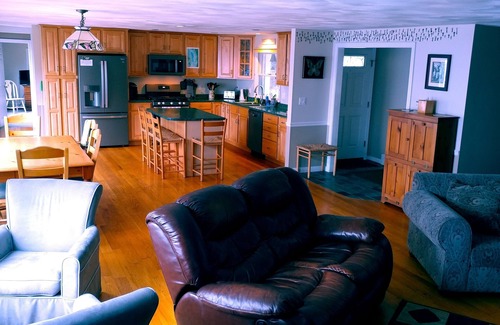 Windham House | Private Lakefront Home-Hot Tub-Great for Families-Large Yard-Quiet-Shallow Entry